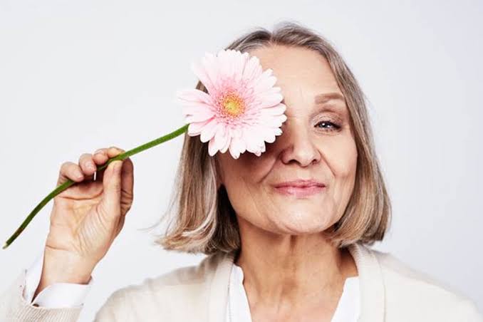 Mulher madura sorrindo, simbolizando vitalidade na menopausa